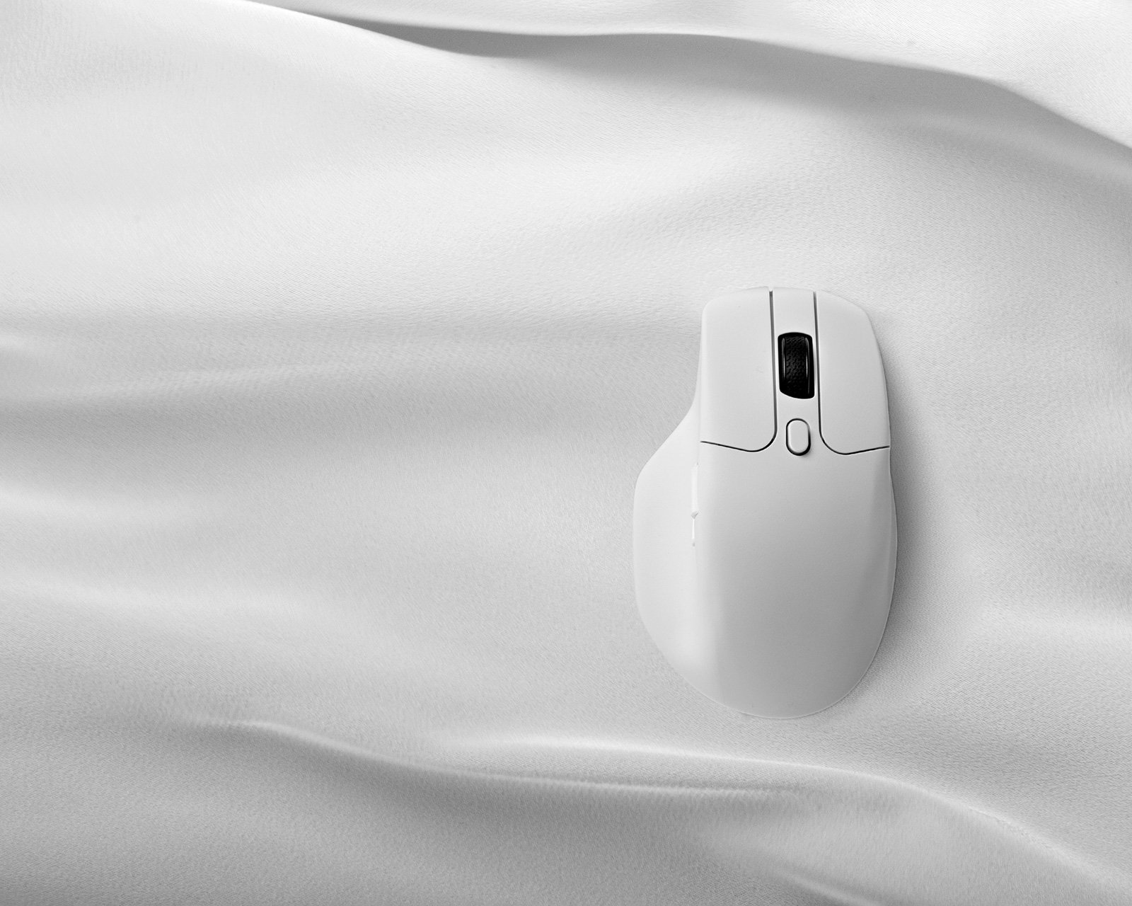 Keychron M6 4K Ergonomic Wireless Mouse - White - us.MaxGaming.com